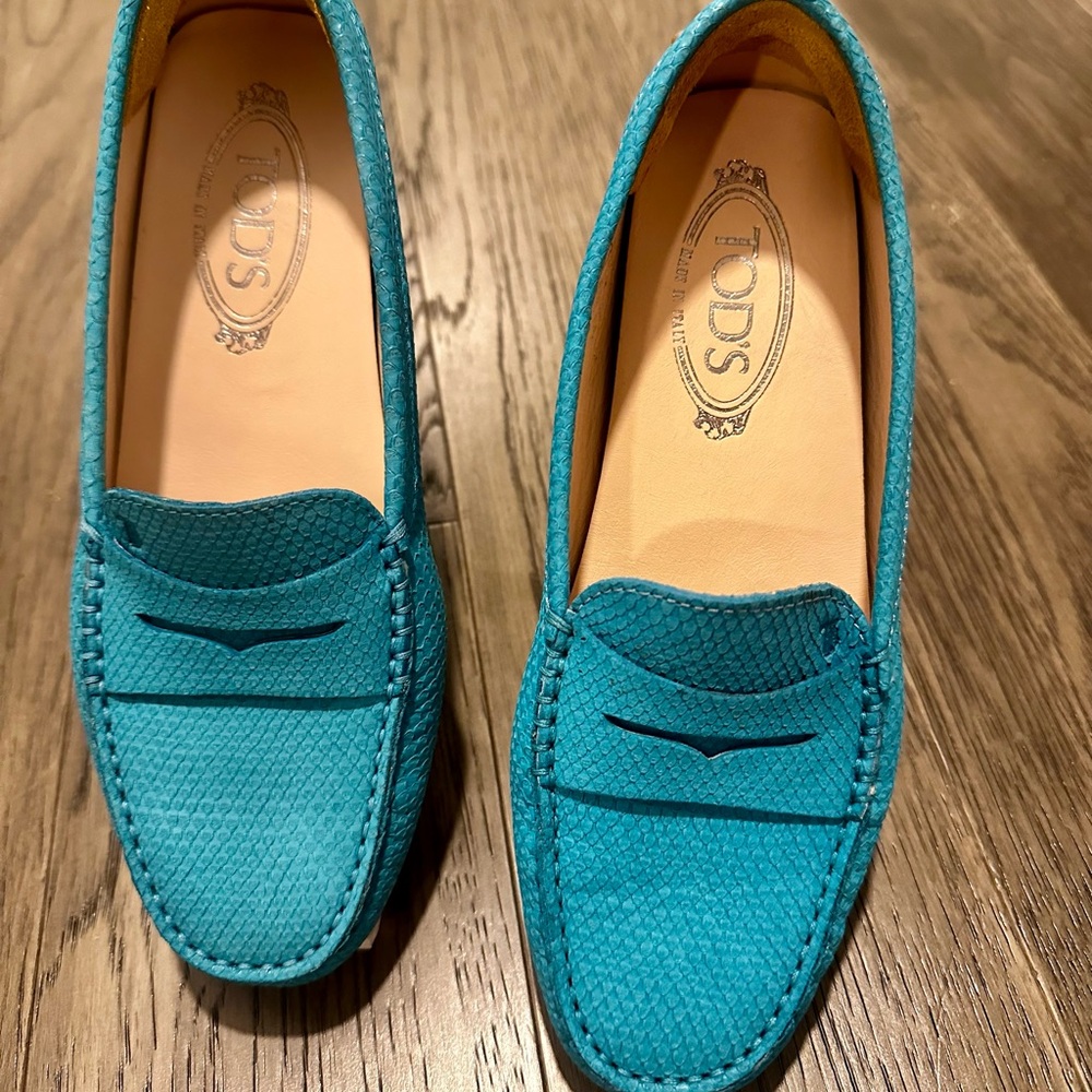 Tod’s Gommino Turquoise Pebbled Leather Driving Loafers made in Italy